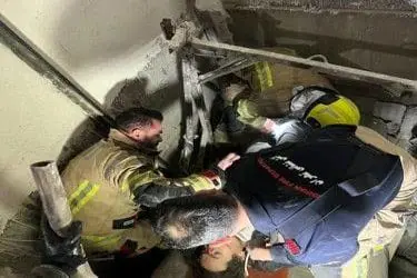 جزئیات مصدومیت یک کارگر در اثر سقوط در چاهک آسانسور