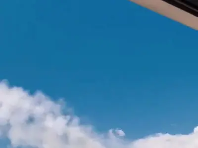 لحظه هولناک سقوط یک فروند هواگرد روی دو گردشگر