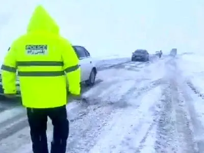 جاده‌های آذربایجان شرقی برفی و لغزنده است/ عبور از گردنه‌ها بدون زنجیر چرخ ممنوع