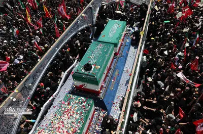 برگزاری مراسم تشییع پیکر رهبر شهید انقلاب در تهران/همه با پرچم‌های سرخ آمدند