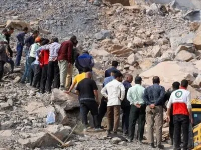 تلاش شبانه‌روزی امدادگران برای یافتن اجساد دو کارگر معدن شازند