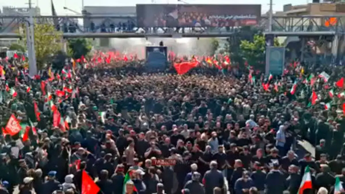 جمعیت عظیم مردم در مسیر حرکت خودروی حامل پیکر مطهر رهبر شهید انقلاب + فیلم