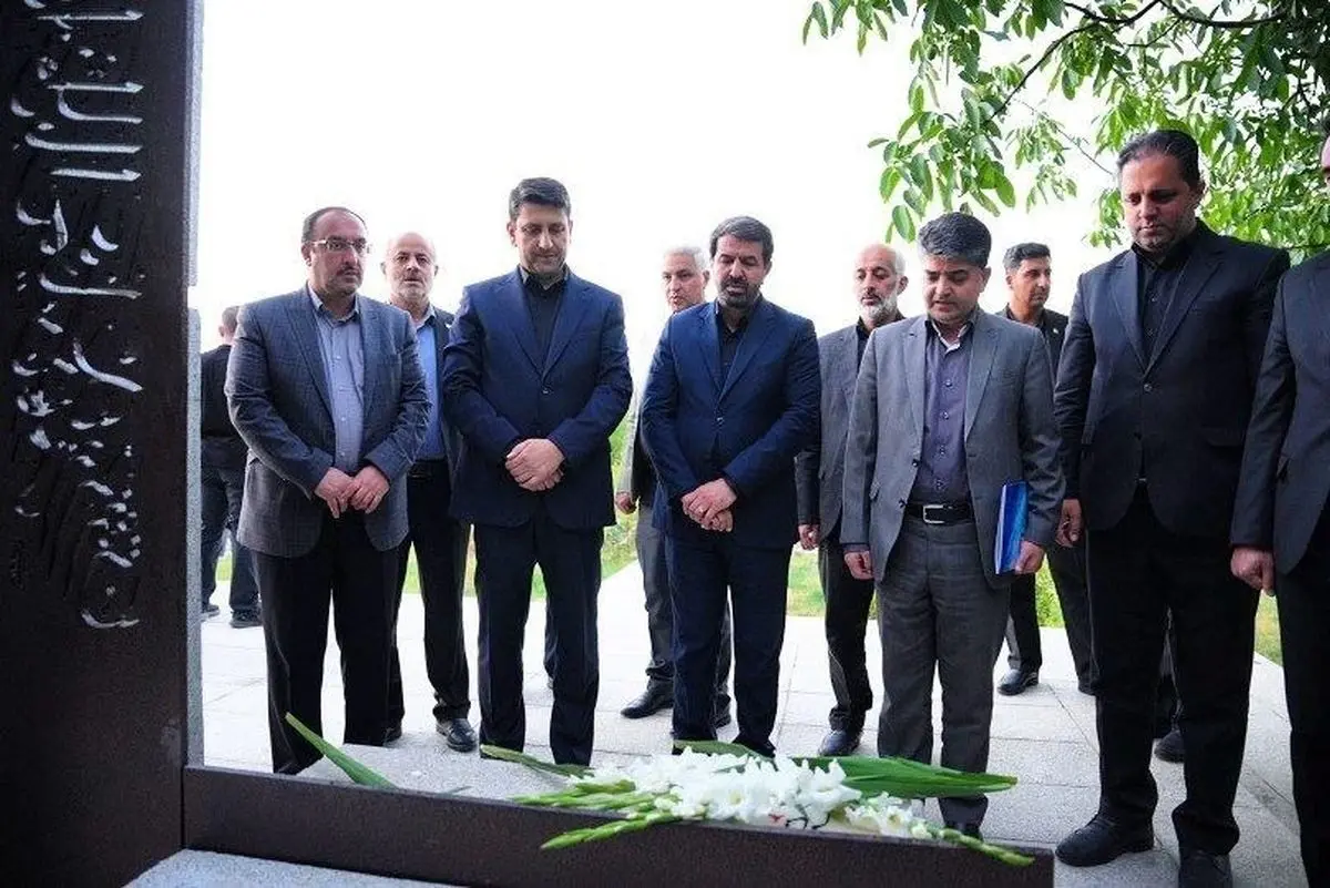 ادای احترام وزیر ارتباطات به مقام شامخ شهدای استان همدان
