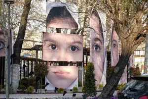 پروژه چیدمان «چشمان میناب» در میدان تجریش/به یاد شهدای دانش‌آموز