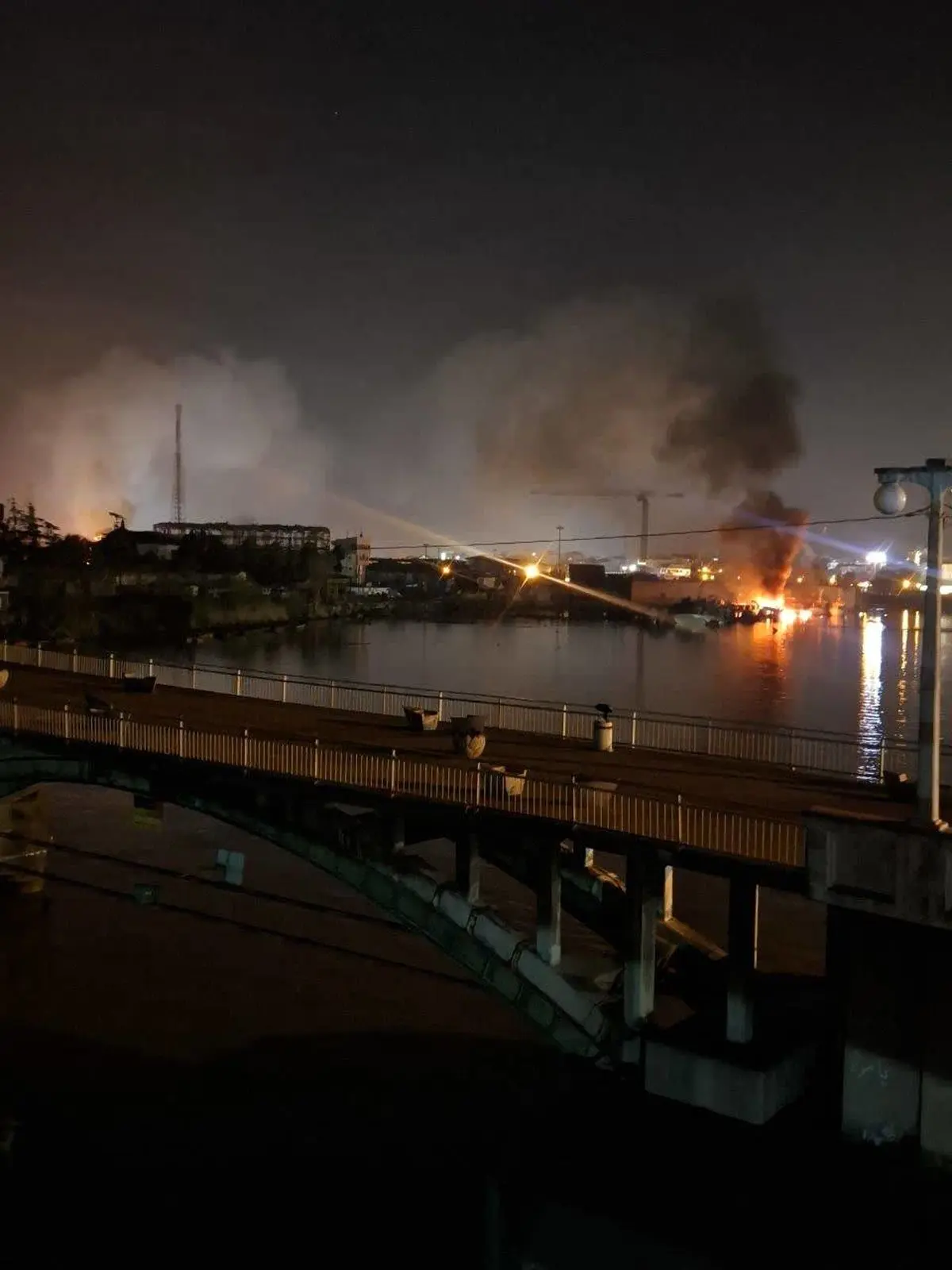  اداره کل گمرک انزلی و سازمان کشتیرانی در شهر بندری انزلی مورد حمله قرار گرفت