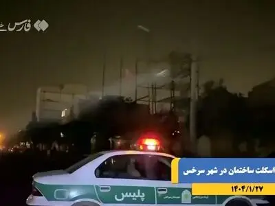سقوط اسکلت ساختمان در شهر سرخس بر اثر طوفان شدید + فیلم