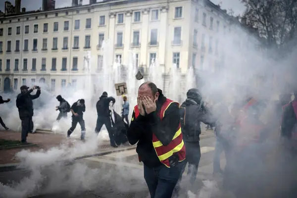 کارگران فرانسوی اعتصاب جمع آوری زباله را شکستند/ بستن جاده‌ها و خطوط ریلی؛ شیوه جدید اعتراض