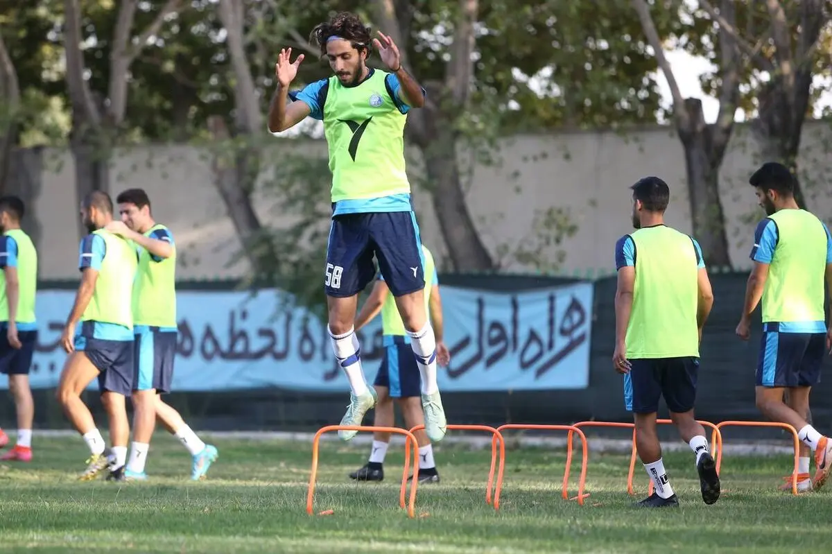 مدافع استقلال از لیست آبی ها خط خورد