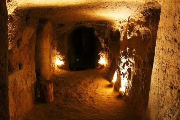 کاوش باستان‌شناختی و لایروبی فضاهای دستکند نوش‌آباد