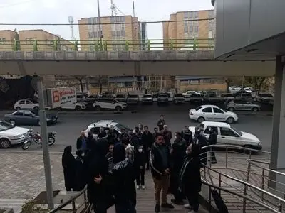 تجمع کارکنان بیمارستان‌های همدان در اعتراض به عدم اجرای طبقه‌بندی مشاغل