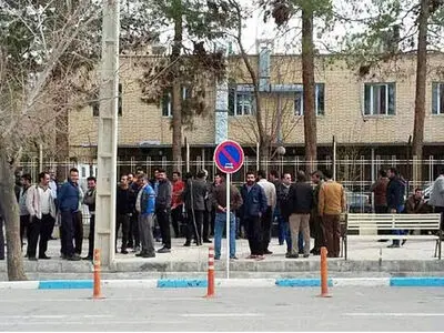 اعتراض کارگران روغن نباتی گلنار  با پهن کردن سفره خالی 