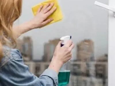 بهترین روش برای تمیز و براق کردن شیشه های منزل