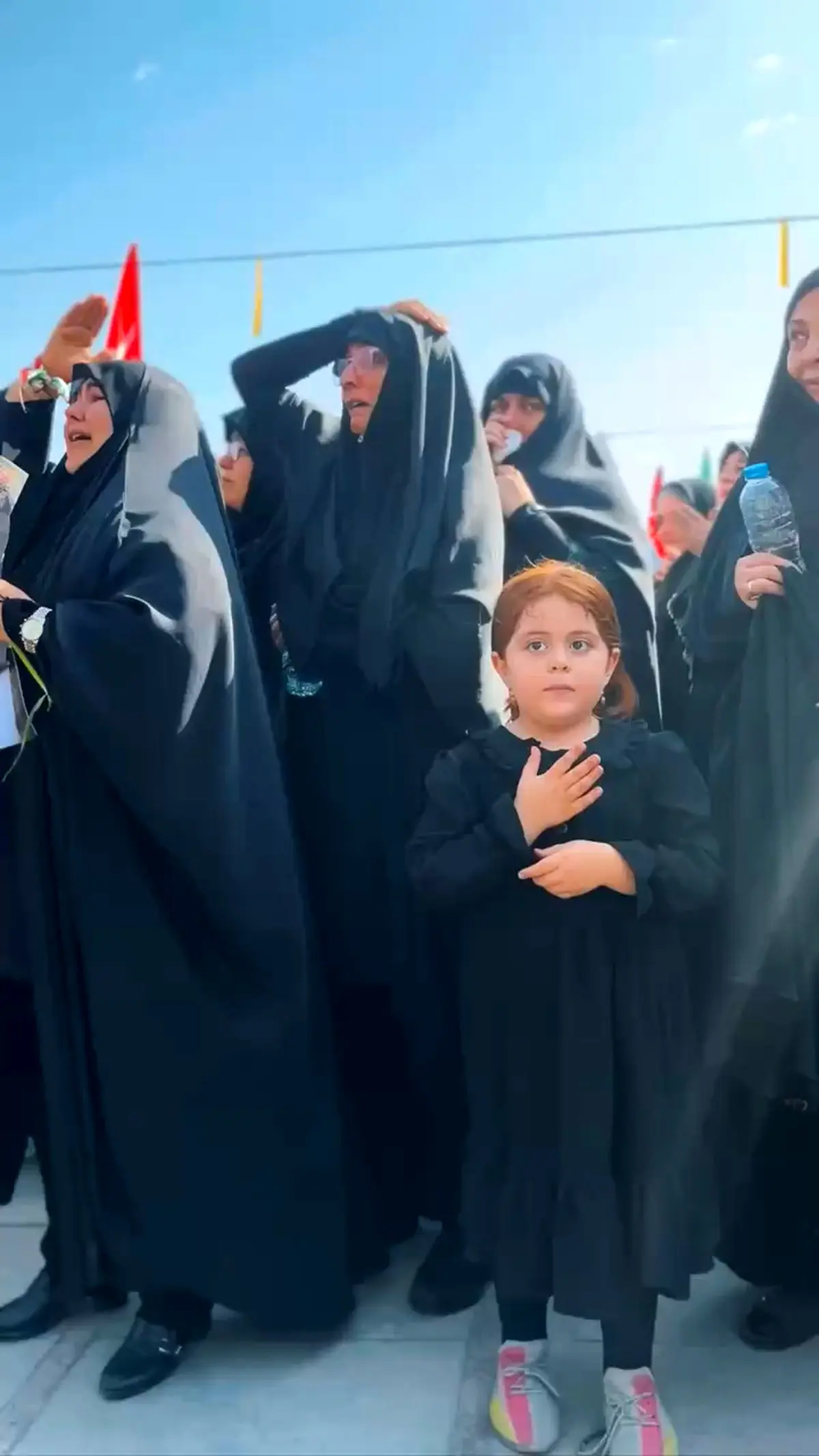 آقاجان! از کودک عروسک به دست تا مادر و پدرها و پدربزرگ مادربزرگ ها؛ همگی برای خداحافظی آمده بودند + فیلم