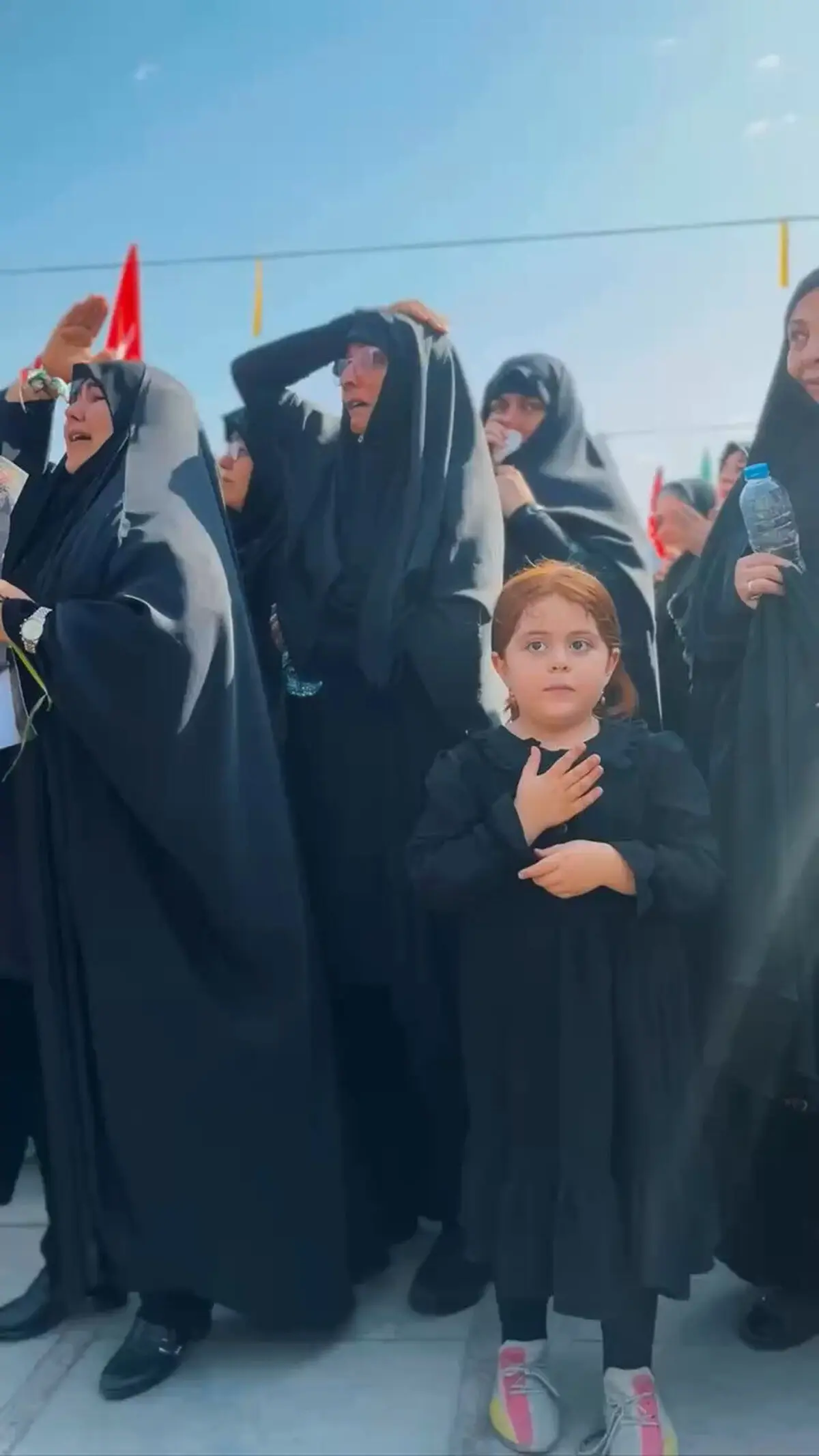 آقاجان! از کودک عروسک به دست تا مادر و پدرها و پدربزرگ مادربزرگ ها؛ همگی برای خداحافظی آمده بودند + فیلم