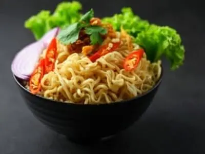 آموزش طرز تهیه نودل مرغ و سبزیجات تایلندی