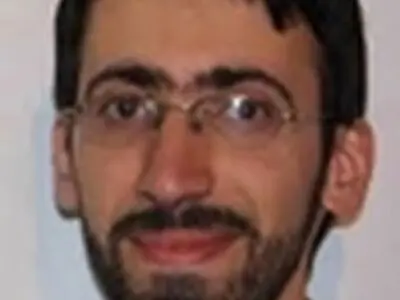 نه زندان جزیره خود مختار و نه زندانی دورافتاده‌ای بی کس و کار است