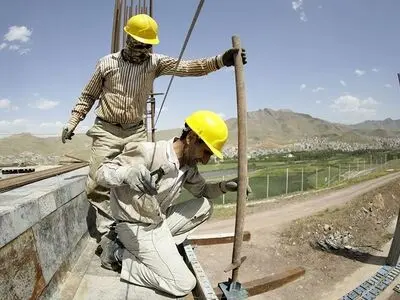 یک کارگر بنّای شهر فتح‌المبین: دستمزدمان خیلی ناچیز است