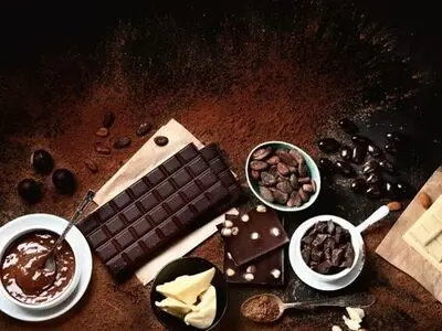 چه شکلاتی با قهوه بخوریم؛ شکلات تلخ کنار قهوه