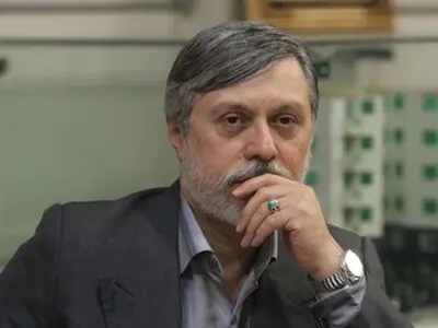 محسن سرخو به تماشای نمایش «برای کلاه آهنی‌ها» نشست
