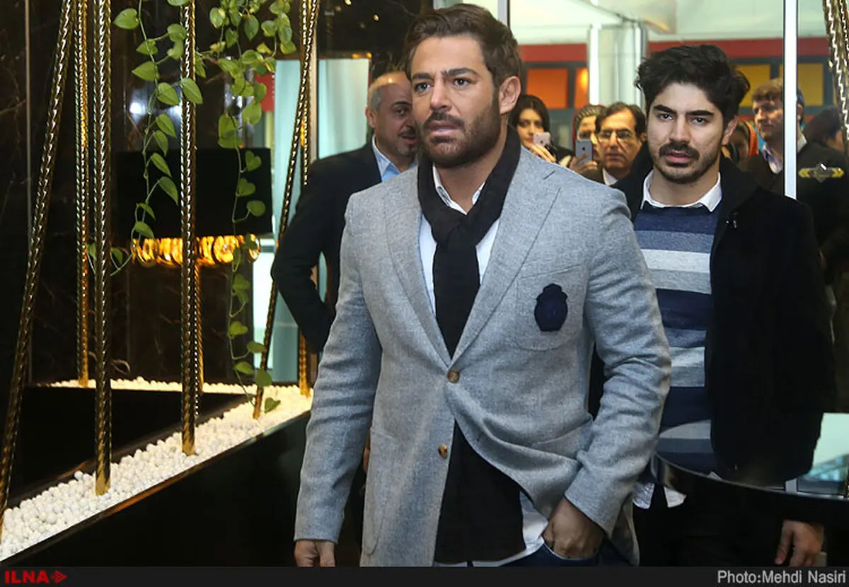 سلفی رضا گلزار با مسافران هواپیما