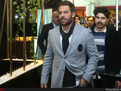 سلفی رضا گلزار با مسافران هواپیما