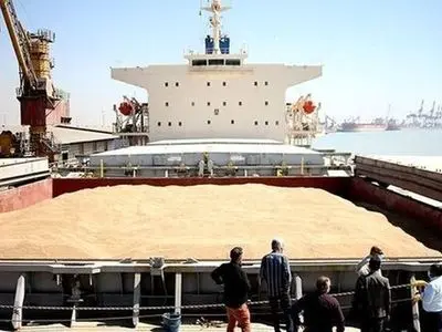 ٢۵ کشتی حامل کالای اساسی معطل ارز بر روی آب 