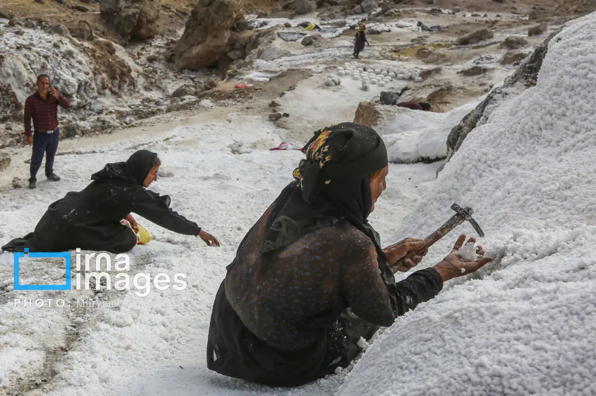زنان معدن‌کار «قلعه رشید» و رقص نمک