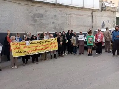 تجمع بازنشستگان کرمانشاه مقابل صندوق بازنشستگی کشوری