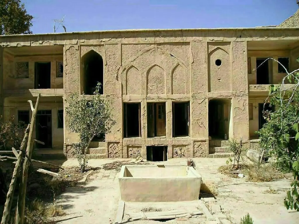 از بافت تاریخی دامغان جز تک بنا چیزی باقی نمانده/ تعدادی از بناهای در اختیار صندوق احیا‌ء، پاتوق معتادان شده است