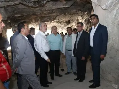 بازدید مونسان از غار سنگ‌شکنان جهرم