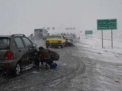 انسداد 21 محور ارتباطی کشور به دلیل بارش برف و کولاک