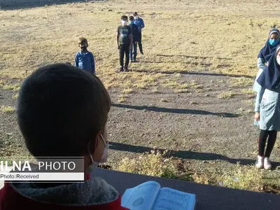یکهزار و۵۰۰ دانش‌آموز سرابی همچنان محروم از گوشی هوشمند/ عضو شورای روستای احمدآباد سفلی: آنقدر فقیریم که حتی نمی‌توانیم مواد ضدعفونی کننده بخریم/ نداشتن هزینه رفت و آمد؛ علت ترک تحصیل دانش آموزان منطقه