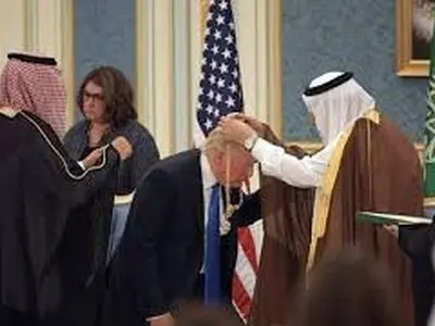 عالی‌ترین مدال آل‌سعود بر گردن ترامپ