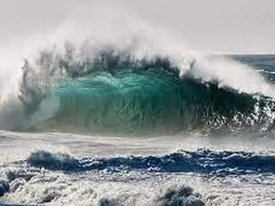 وزش باد و مواج شدن دریا فعالیت‌های صیادی و گردشگری را متوقف می‌کند