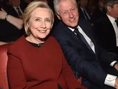 نماینده جمهوری‌خواه کلینتون‌ها را در رابطه با پرونده اپستین تهدید کرد 