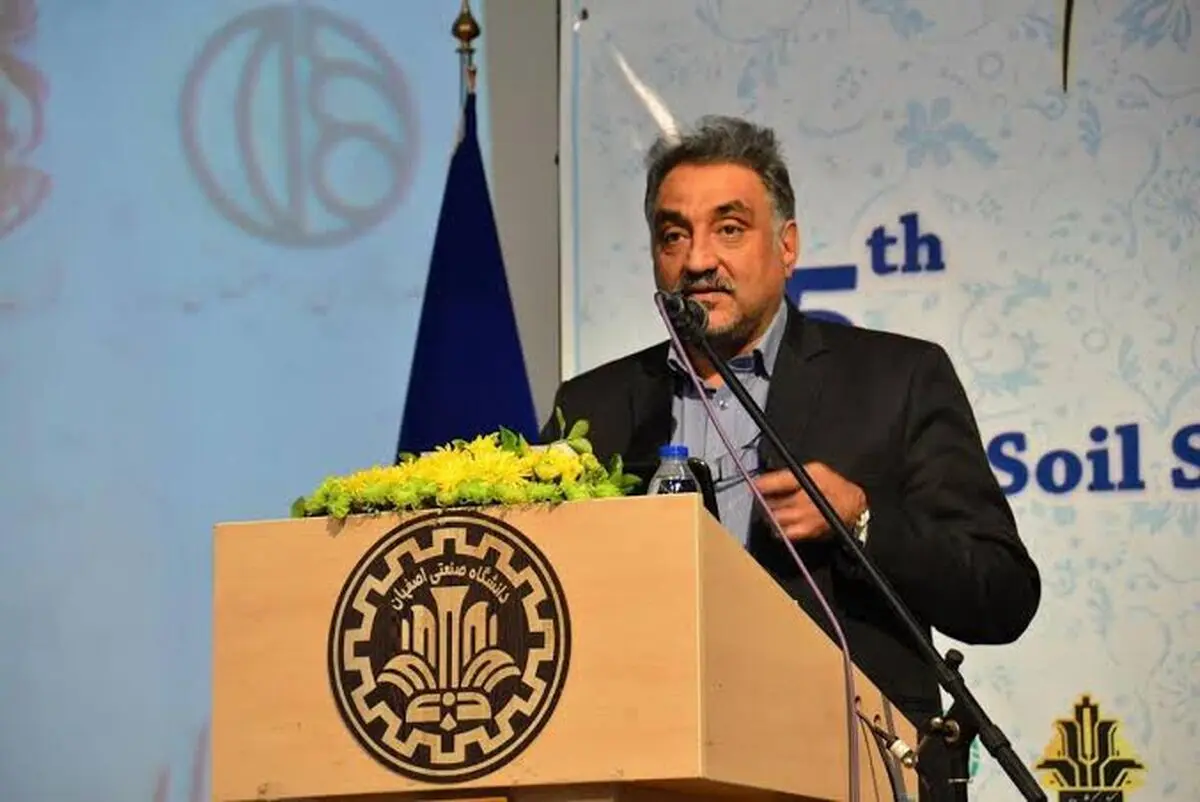 آموزش متناسب با نیازهای بازار کار و توسعه علمی باشد