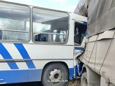 واژگونی سرویس کارگران یک شهرک صنعتی در رشت/ ۱۴ کارگر مصدوم شدند