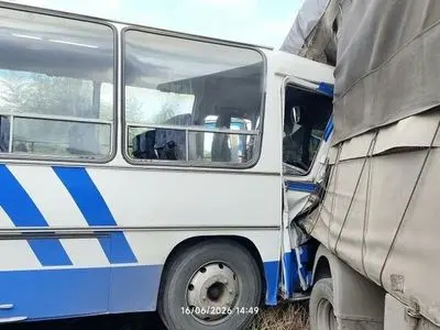 واژگونی سرویس کارگران یک شهرک صنعتی در رشت/ ۱۴ کارگر مصدوم شدند