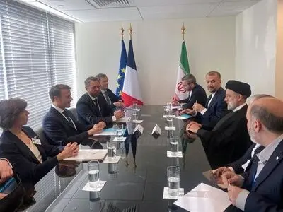 خلال اللقاء مع ماکرون.. رئیسي:‌ لیس بالإمکان التوصل إلى اتفاق دون إغلاق ملفات إیران