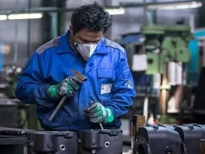 کدام شغل‌ها سخت و زیان‌آور هستند؟ / قراردادهای موقت بنیان اقتصاد را متزلزل کرده/ عیدی کارگران حداقل دو پایه حقوق است