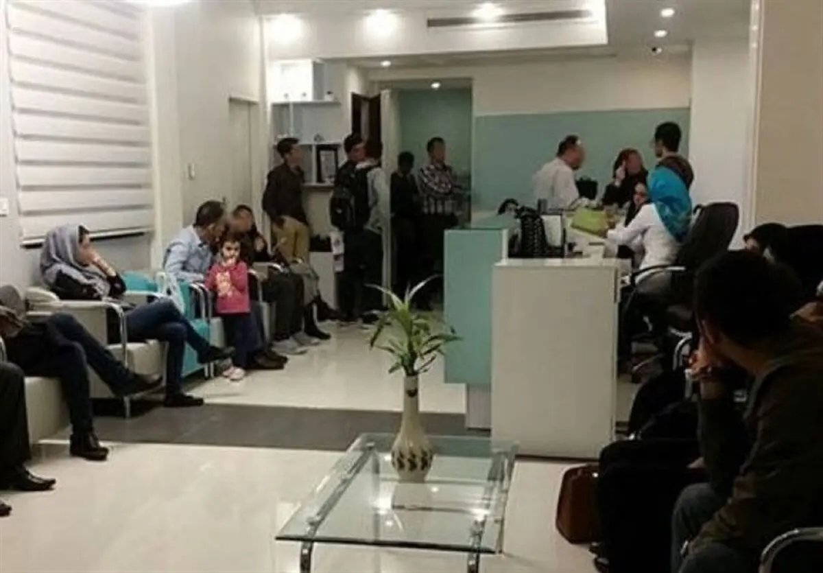 کار سخت منشی‌های پزشکان، بدون بیمه و با دستمزد ناچیز