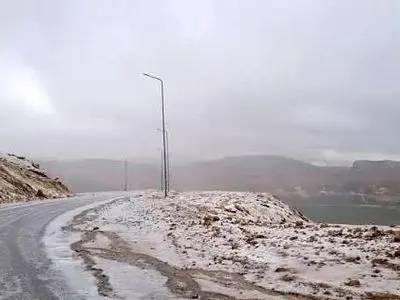 آغاز بارش برف در گردنه چری؛ مسافران احتیاط کنند