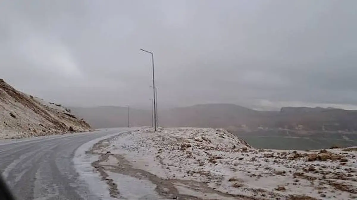 آغاز بارش برف در گردنه چری؛ مسافران احتیاط کنند