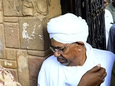 خروج «عمر البشیر» از زندان برای تشییع مادرش