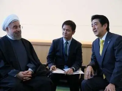 روحانی یجتمع برئیس الوزراء الیابانی فی جاکرتا
