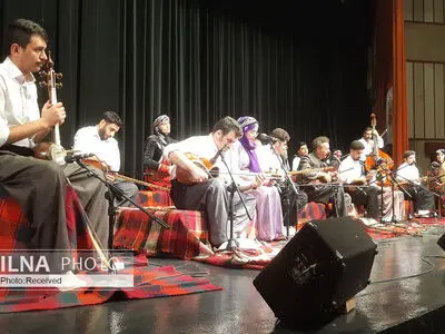 گروه «تنبورنوازان واله» روی صحنه رفت/ آمیخته‌ای از مقام‌های فولکوریک کردی و تصانیف
