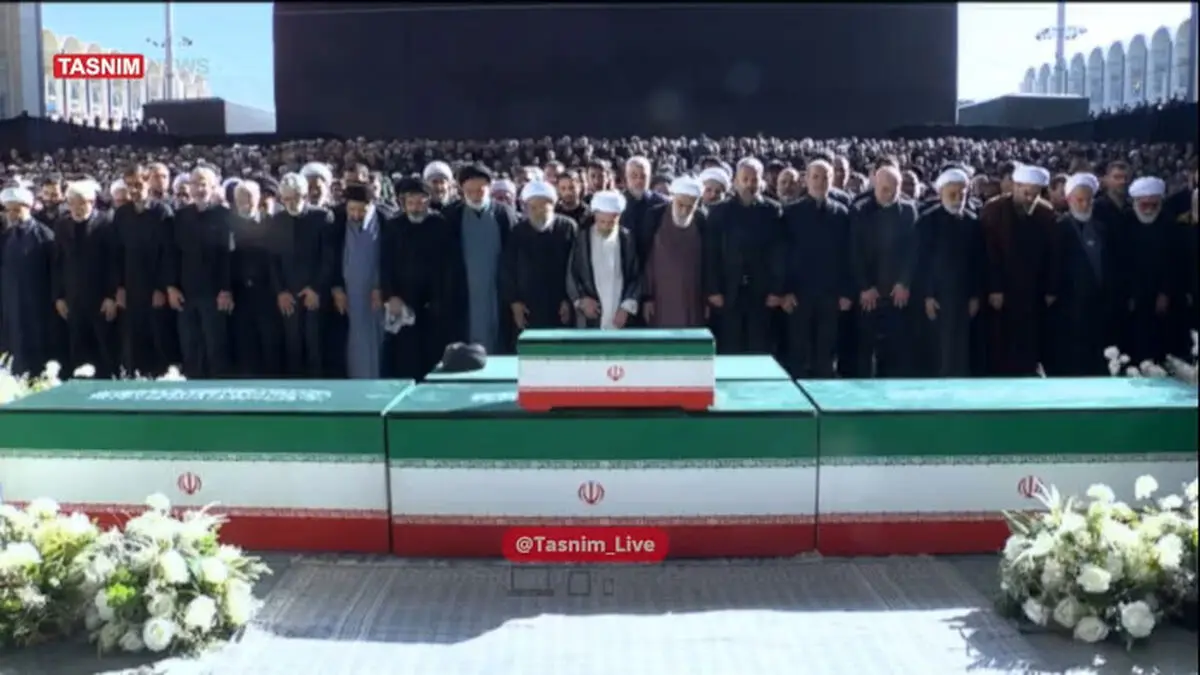 اقامه نماز بر پیکر امام شهید انقلاب توسط آیت‌الله سبحانی + فیلم