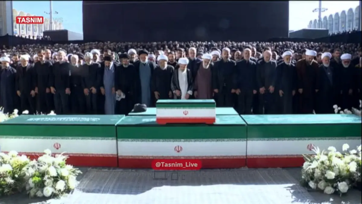 اقامه نماز بر پیکر امام شهید انقلاب توسط آیت‌الله سبحانی + فیلم