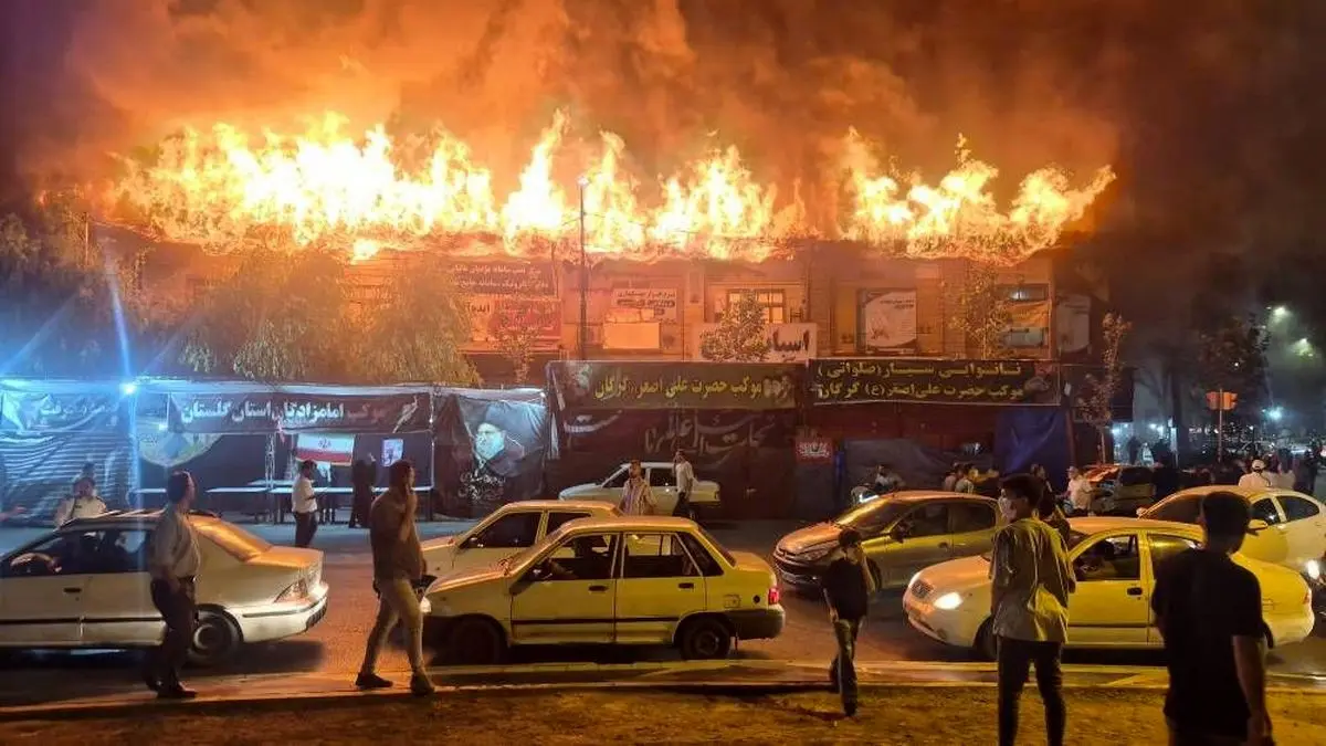 آتش‌سوزی گسترده در مغازه‌های اطراف میدان شهرداری گرگان/ حضور مسئولان قضایی استان در محل حادثه و دستور دستورات قضایی