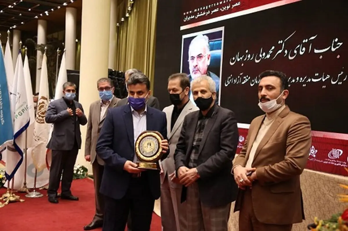 تندیس‌نشان‌عالی مدیر سال ایران به مدیر عامل سازمان منطقه آزاد انزلی اهداء شد